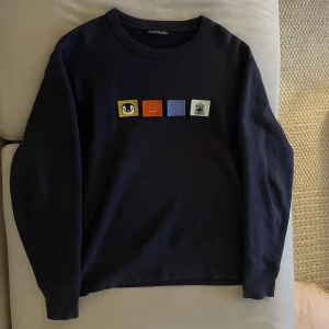 Acne studios sweatshirt - Acne Studios Navy Faircro Animal Face Sweatshirt. Utan skador i använt skick. Storlek S