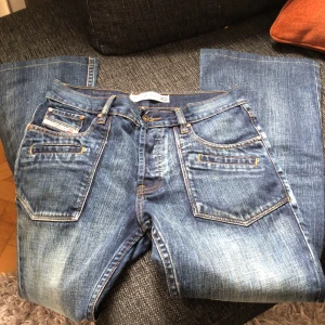 Mörkblåa Diesel byxor - Midwaisted mörkblåa diesel byxor. Storlek 38 eller 40. Säljer pga de inte kommer till användning🙌🏼