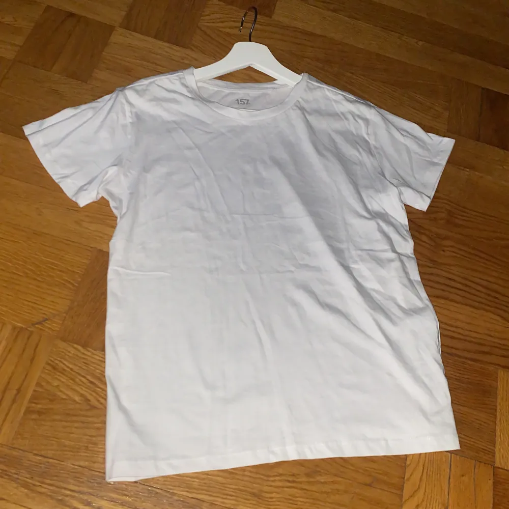 Basic vit T-shirt. Den är lite längre i passformen. . T-shirts.