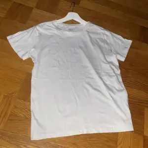 Basic vit T-shirt. Den är lite längre i passformen. 