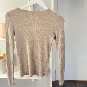 Tröja - Säljer denna tröja då den aldrig kommer till använding, super skönt material 🧡
