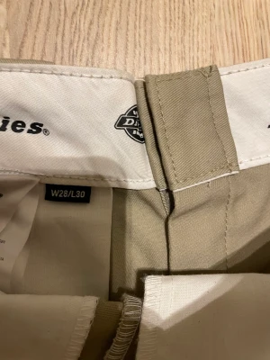 Dickies byxor - Jag väljer att sälja dessa dickies byxor som inte kommer till användning. Byxorna är knappt använda, 10/10 skick. Kontakta gärna för fler frågor och funderingar