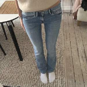 Säljer ett par supersnygga lågmidjade bootcut jeans från Pepe Jeans London i storlek W27/L32. Köpta på Plick och är i nyskick. Säljer eftersom jag har för många jeans! 💓🫶🏼⭐️♻️
