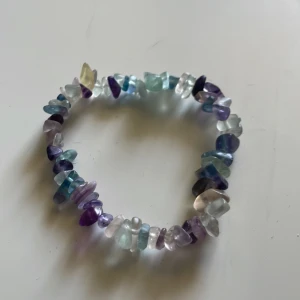 kristall armband - jag är osäker på alla stenar men vet att det ska finnas amazonit, ametist, ametrin, aqua aura och bergkristall! köpt på en marknad :))