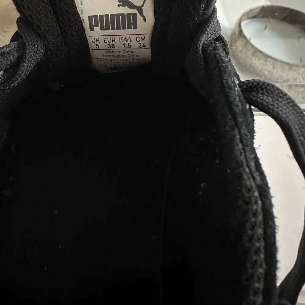 Super snygga puma sneakers fint skick passar alla st 38. Skor.