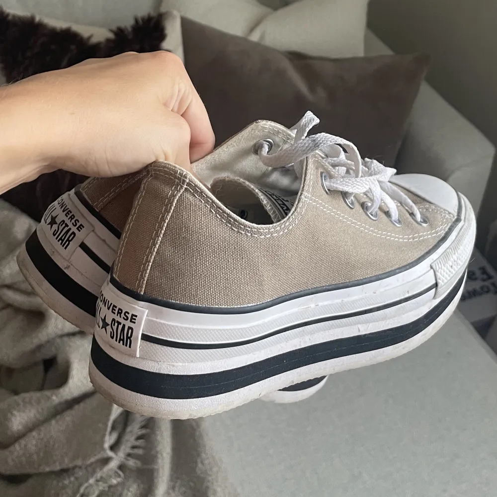 Converse med högre sula som är mycket sparsamt använda!. Skor.