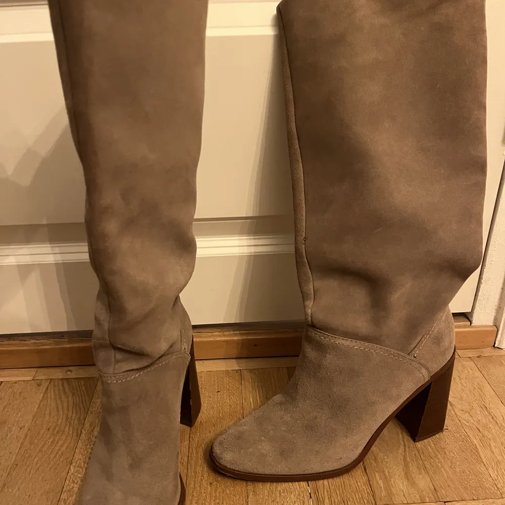 Superfina boots från mango i storlek 38. Nypris 1200kr och knappt använda, men kan tänka mig sälja för 450 😊 Säljer då dem tyvärr inte kommer till användning längre. . Skor.