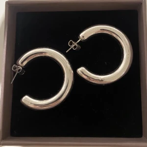 Silver hoops  - lite tjockare örhängen, ringarna e medelstorlek 
