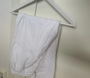 Vita linnebyxor - Säljer för sommaren är slut och inget behov av dem längre 