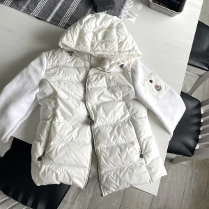 Moncler jacka - Säljer min älskade moncler jacka, den är i ett grymt bra och enligt mig den snyggaste modellen med ärmarna och västen🫶🏽vid snabb affär kan priset diskuteras🛍