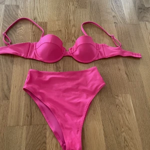 Bikini från H&M  - Fin bikini från H&M. Endast använd en gång . Underdelen har str 34 och överdelen 70a 