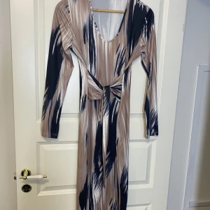 Klänning  - Två fräcka klänningar som aldrig kom till användning. Man kan justera banden beroende på hur figur sytt man vill att den sitter. Säljer båda för 400kr annars 250kr per styck 