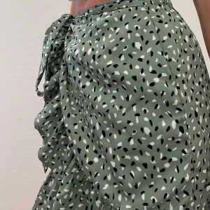 grön kjol - hej! jag säljer nu denna jättefina gröna kjolen från only. jag säljer den så den knappts har använts, endast ett fåtal gånger och är fortfarande i nyskick. priset kan diskuteras 🩷