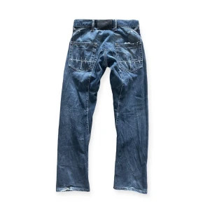 Vintage WAX Jeans - Äkta WAX jeans i bra skick. Fräna och sköna. Tyvärr har det mesta av trycket på röven försvunnit ;( Men de ger en snygg loosefit med baggy känsla i smalbenen. Storlek okänd men skulle säga W30L34. Mått: midja, 38 cm, längd 107 cm, benöppning 21 cm ⭐️