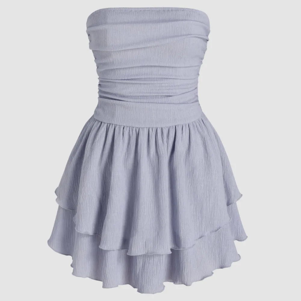 Säljer denna klänning då den tyvärr inte kommer till användning. Super söt och skön 😄. Klänningar.