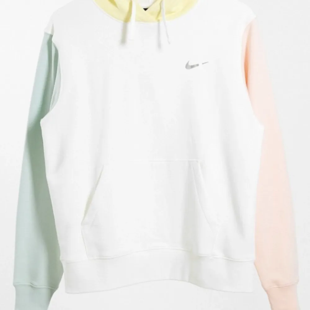 Skön fin nike hoodie i pastel färger. Oversize i modellen🦋. Tröjor & Koftor.