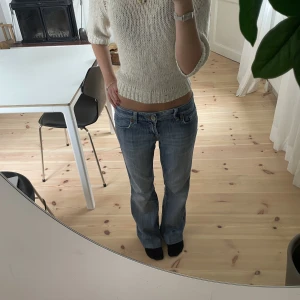 Lågmidjade ltb jeans - Coola ltb jeans i en unik modell. Jätte bra skick och så fin ljusblå färg. Ltb jeans är nästan slutsålda överallt. Buda privat🌸