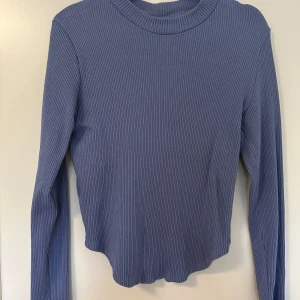 Tröja - Tröja som är lite kortare vid höfterna.