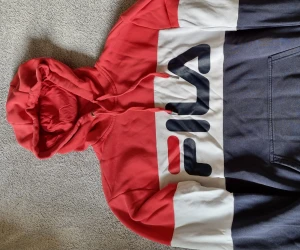 FILA Hoodie small/medium - Fila hoddie i gott skick. Använd ett fåtal gånger. Mvh Melker