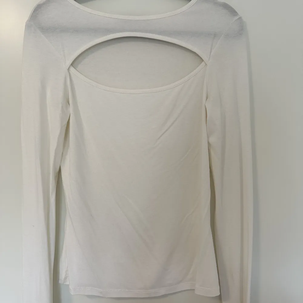 Lite genomskinlig vit tröja med öppning lite över bröstet. Tröjor & Koftor.