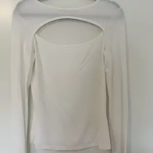 Lite genomskinlig vit tröja med öppning lite över bröstet