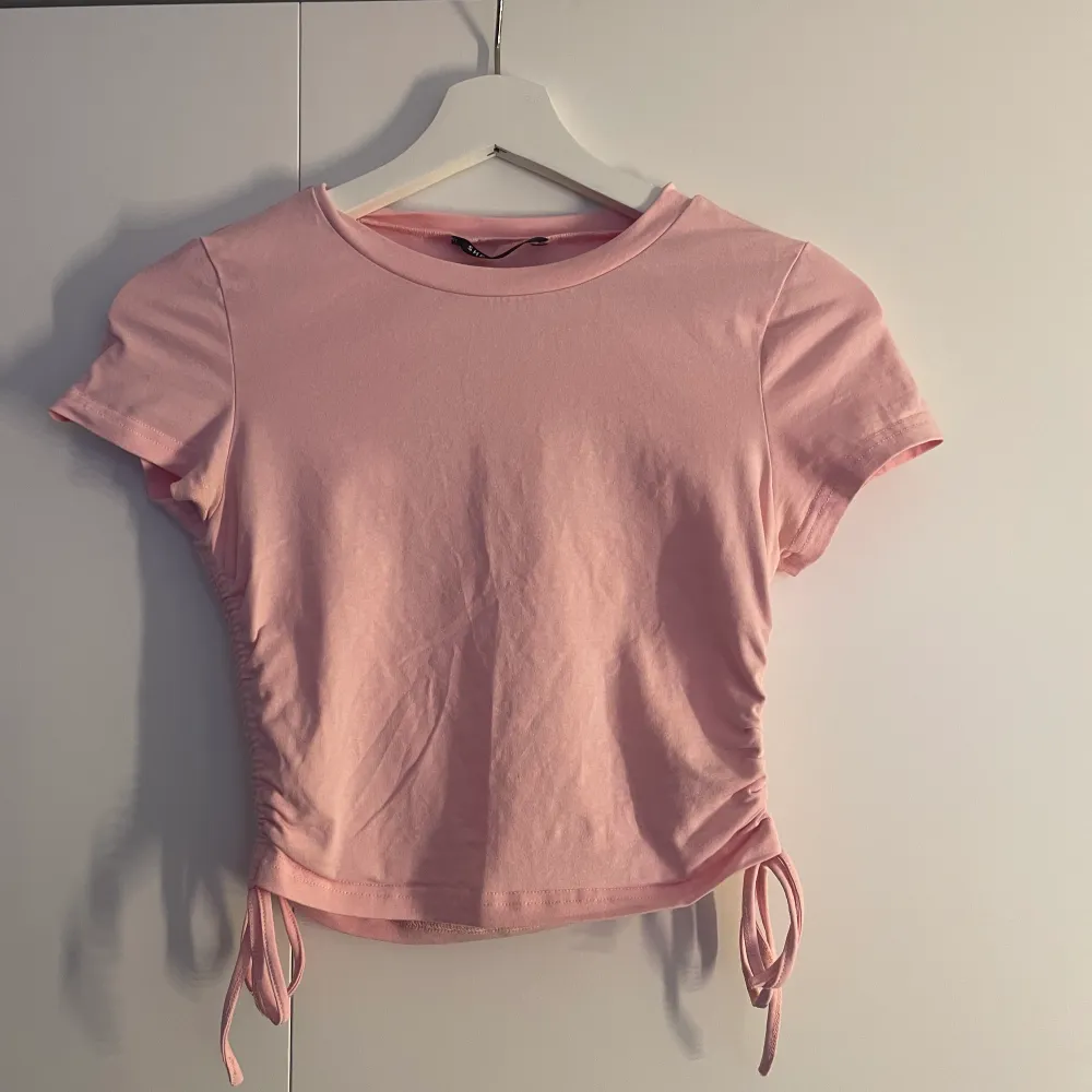 3 t-shirts (svart, vit, rosa) med knyten på sidan från shein, storlek S. Knappt använda, säljer för de inte kommer till användning. Alla 3 för 50 kr + frakt🫶🏼 . T-shirts.