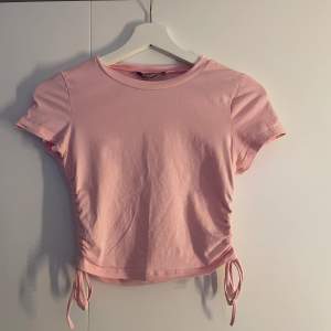 3 t-shirts (svart, vit, rosa) med knyten på sidan från shein, storlek S. Knappt använda, säljer för de inte kommer till användning. Alla 3 för 50 kr + frakt🫶🏼 