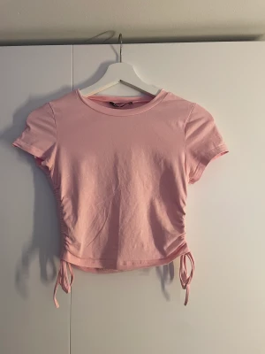 T-shirt - 3 t-shirts (svart, vit, rosa) med knyten på sidan från shein, storlek S. Knappt använda, säljer för de inte kommer till användning. Alla 3 för 50 kr + frakt🫶🏼 