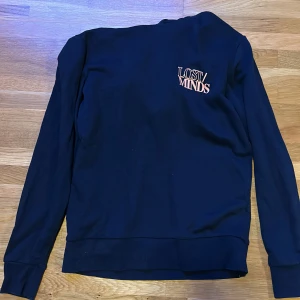 Hoodie - Marinblå hoodie ”Lost minds”. Bra skick 