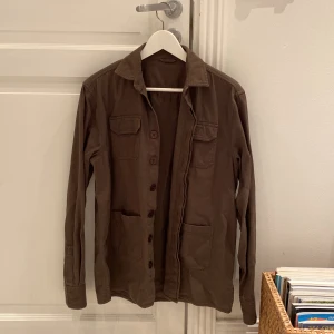 Overshirt  - En mörkgrön overshirt med svarta knappar, 10/10 i skick och säljs för en billig peng! 