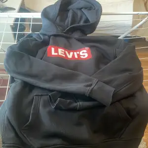 Skön Levis hoodie som tyvär saknar snören, säljer för att den ej kommer till använding