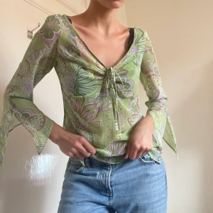 blus🧚🧚‍♀️🧚‍♂️ - Floral sheer mesh blus från Esprit i storlek M 🤭