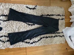 Skinn bootcut - Oanvända , snygga fest brallor😎