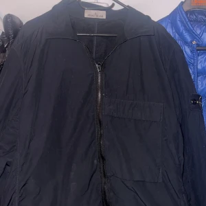 Stone island  - Riktigt fet stone island vår jacka använd 6 7 gånger ish måste bara tvätta den lite några smutsiga fläckar på den men de går bort om man tar vatten på den nypris  4500 har kvitto 