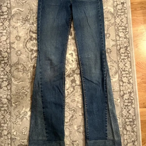 UTSVÄNGDA ZARA BYXOR - Jättefina Zara byxor som inte används längre. Dom är omsydda vid benen men sitter bra o snyggt! Kom dm för fler bilder och använd gärna köp nu!🌟🌟🤞