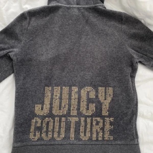 Juicy couture kofta  - Säljer nu en äkta vintage juicy couture kofta, matrialet är sammet och säljs pga använder ej. Sitter som xs, inga slitningar. Bara fråga om ni undrar någonting! Lägg prisförslag, om många är intresserade blir de budgivning, säljs ej under 100.