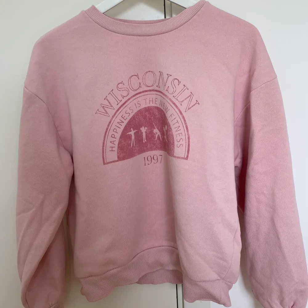 Säljer denna rosa tröja ifrån ginatricot passar storlekarna xs-s skulle jag säga💗. Tröjor & Koftor.
