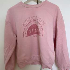 Säljer denna rosa tröja ifrån ginatricot passar storlekarna xs-s skulle jag säga💗