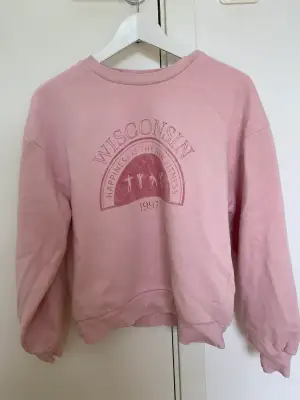 Säljer denna rosa tröja ifrån ginatricot passar storlekarna xs-s skulle jag säga💗