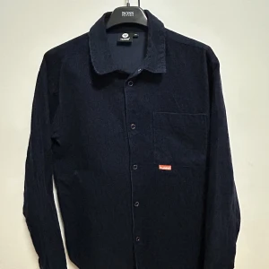 Overshirt  - Säljer nu min overshirt då den är för liten för mig. Använd ett fåtal gånger och är i väldigt bra skicka 8/10. Är i strl 164