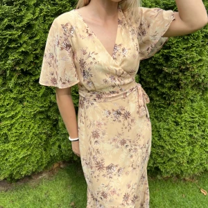 Klänninh - Fin sommarklänning i en gul nyans, passar perfekt till midsommar eller andra festliga tillfällen!