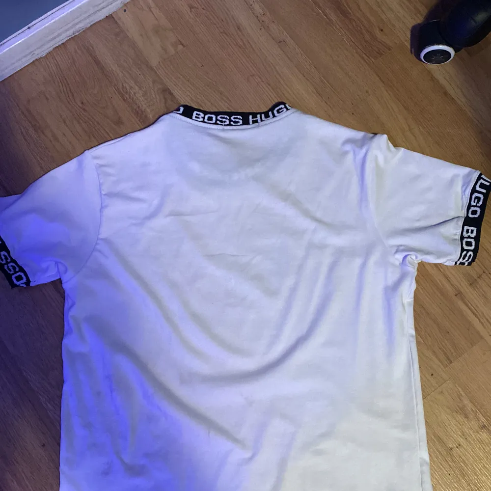 Hej jag säljer min Hugo boss t shirt . T-paidat.