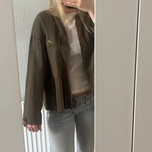 Zara jacka/kofta  - Säljer nu min as snygga jacka/kofta som inte nu längre säljs på zara, köptes förra året men aldrig använd så i nyskick 