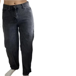 Raka jeans  - Följ profilen och få 5% i rabatt   Produktens skick: bra  Storlek: S  Passform: raka ben  För mer info, kontakta mig 😀