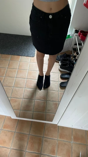 Svart jeanskjol - Säljer denna kjol för den kommer inte till användning längre.