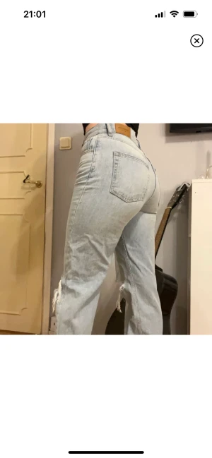 Jeans - Super fina jeans som är raka i passformen med hål på knäna! 