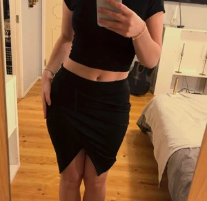 Kjol med slits - Såååå fin svart kjol med slits som passar perfekt till ALLT!❤️‍🔥