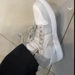 Säljer dessa ur snygga Jordan 1 skorna köpta från JD sports🪷✨💗 (Första bilden är när de var helt nya) (Nypris ligger mellan 3500kr och 4700kr) (Pris kan diskuteras)💗 