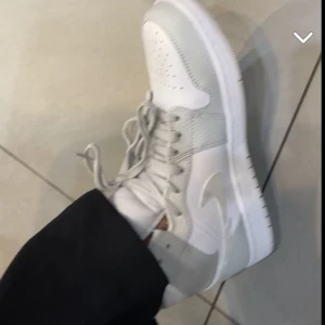 Jordan 1 Mid Grey Camo - Säljer dessa ur snygga Jordan 1 skorna köpta från JD sports🪷✨💗 (Första bilden är när de var helt nya) (Nypris ligger mellan 3500kr och 4700kr) (Pris kan diskuteras)💗 