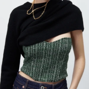 Grön korsett topp  - Populär korsett topp från zara i en snygg grön färg, perfekt till fest! Endast använd 1 gång😇